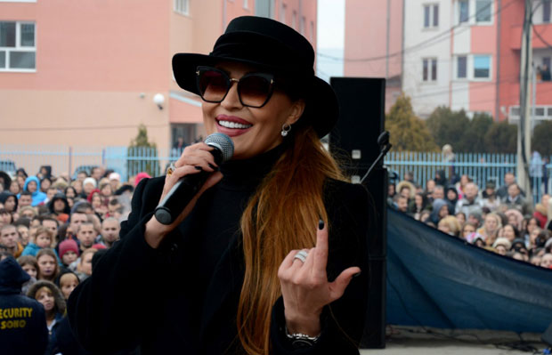 ЦЕЦА НА КОНЦЕРТУ У КОСОВСКОЈ МИТРОВИЦИ ПОРУЧИЛА: Ја сам део овог народа (ФОТО+ВИДЕО)