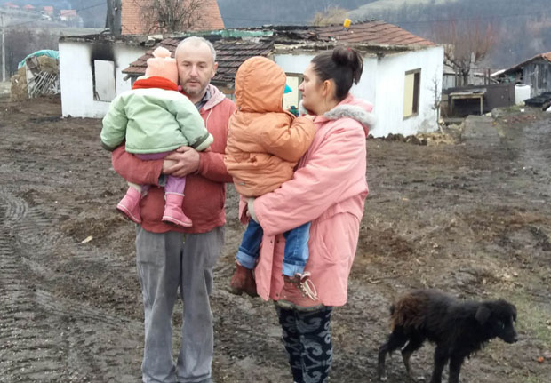 ИЗБЕГНУТА ТРАГЕДИЈА КОД БОРА: Голим рукама из ватре сам извукла ћеркицу  и синчића