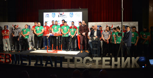 Жене снагом обарају руку, а лепотом обарају с ногу