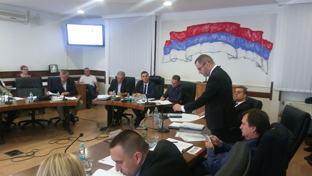 Фотеље посвађале савезнике
