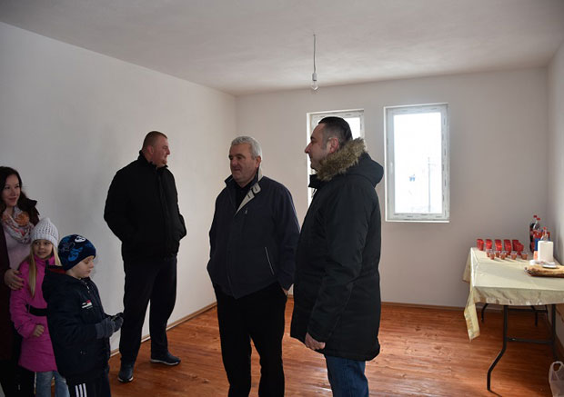 НОВИ ДОМ ЗНАЧИ ОПСТАНАК: Уручени кључеви породици из Грачанице