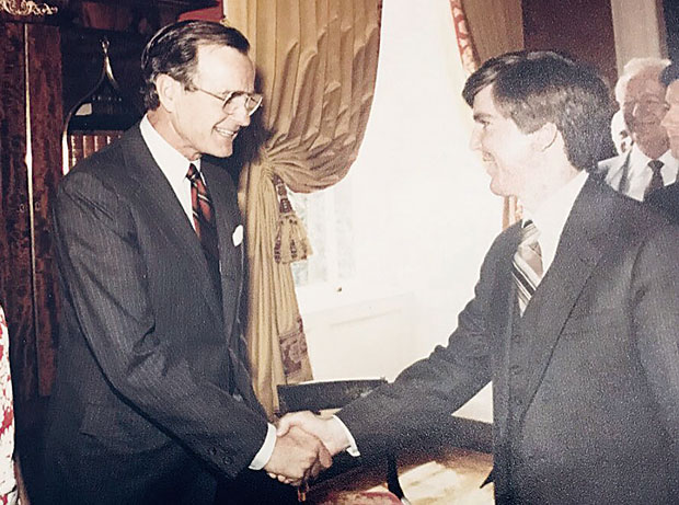 Шпијунка: Слика Кајла Скота са Бушом