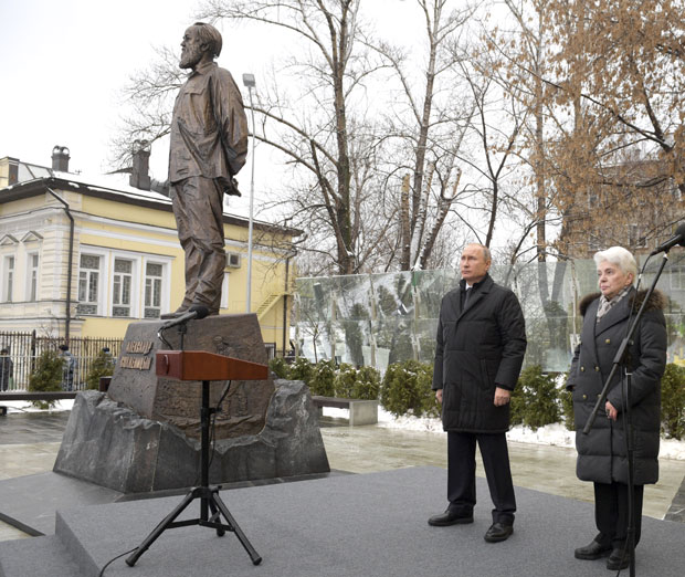 ПУТИН ОТКРИО СПОМЕНИК СОЛЖЕЊИЦИНУ: Захвалност истинском патриоти