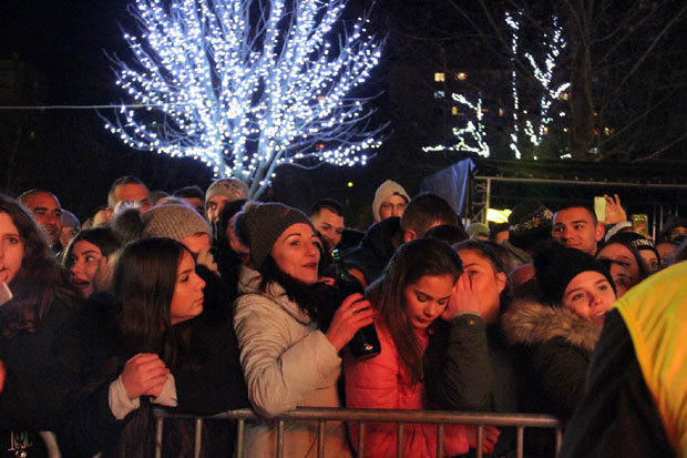 ПРАЗНИЧНО УКРАШАВАЊЕ У ГРАДУ НА НИШАВИ: Биће им добри и стари украси