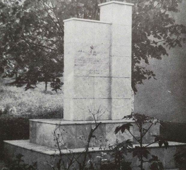 ВАНДАЛИЗАМ У ПОСТЕЊУ: Споменик партизанима завршио на сметлишту!