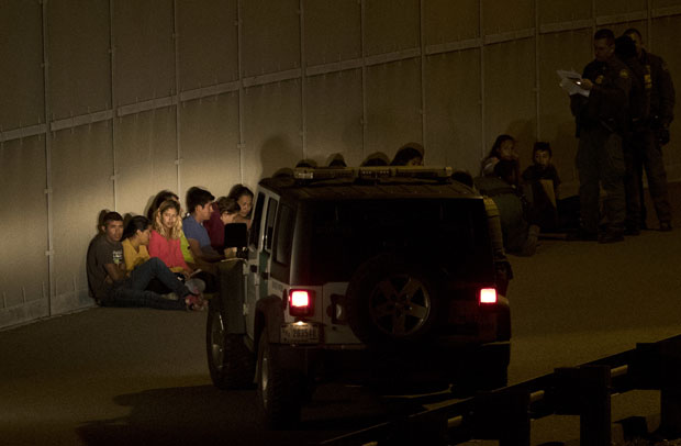 САД: Сенатори не одбацују идеју да војска гради зид