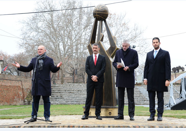 Споменик утемељивачима српске кошарке на Калемегдану