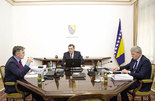 СЕДНИЦА ПРЕДСЕДНИШТВА У САРАЈЕВУ: Уклоњено обележје Федерације БиХ