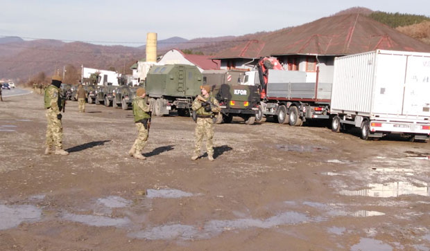 Србин о доласку Кфора на север КиМ: Сви смо узнемирени, ово је први пут да је оволико оклопних возила дошло (ВИДЕО)