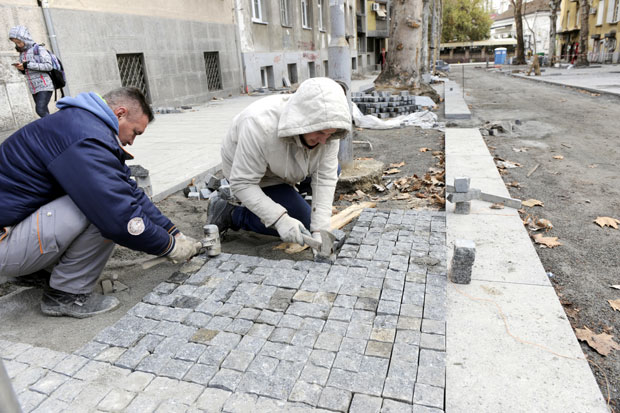 Мајстори и даље постављају плоче у Скадарлији
