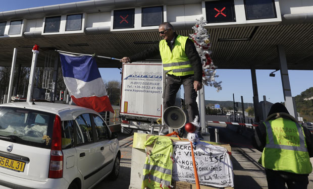 “ЖУТИ ПРСЛУЦИ” ГИНУ У УДЕСИМА: Демонстранта ударио камион приликом блокаде пута