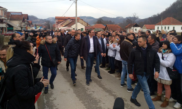 ПРЕДСЕДНИК СРБИЈЕ У ДРАГАЧЕВУ: За разлику од других, ми отварамо фабрике; Под притисцима не попуштам, увек могу да вам дам изборе