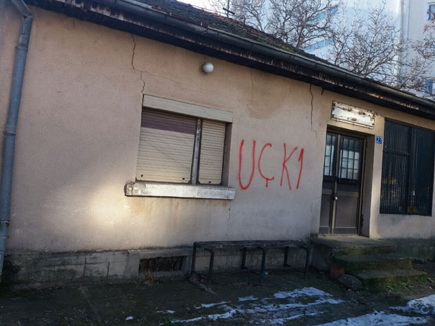 ПОСЛЕ ИСПИСИВАЊА ГРАФИТА УЧК: Срби у Липљану узнемирени; Приведено седам малолетних Албанаца