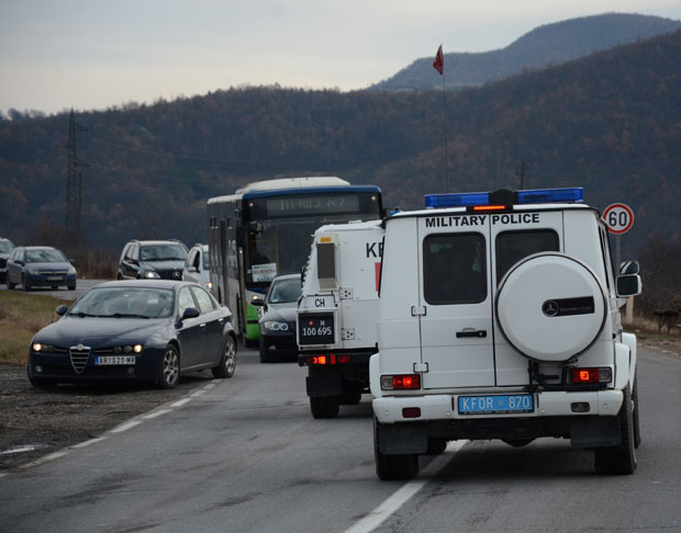 ДРАМА НА КОСМЕТУ: Велика колона возила Кфора ушла на север; Кфор: Реч је о редовној вежби (ФОТО / ВИДЕО)