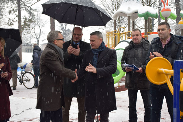 Градски парк у Чачку добио ново дечје игралиште уз подршку НИС-а