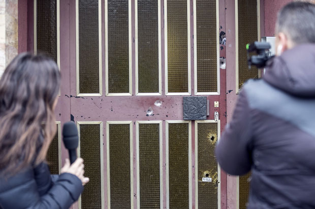 ОВДЕ ЈЕ СКОНЧАО КРВНИК ИЗ СТРАЗБУРА: Снимак полицајаца поред тела Шерифа Шеката (ВИДЕО)