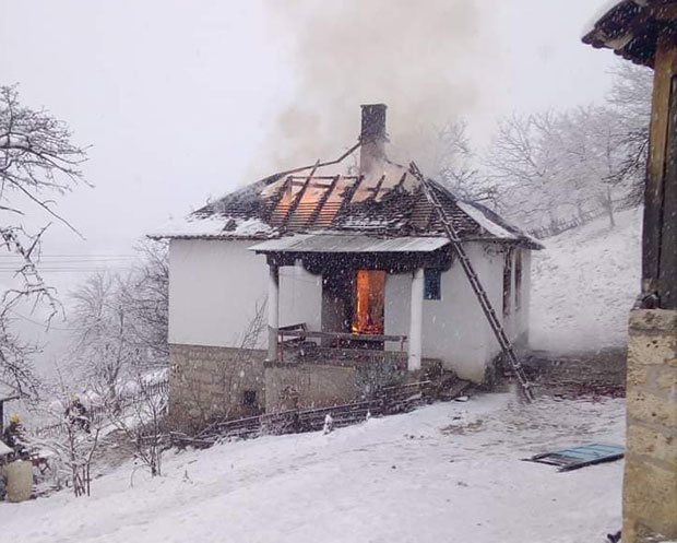 ОДЕ КРОВ И УШТЕЂЕВИНА: Изгорела кућа Ранковића у Постењу код Љубовије(ФОТО)