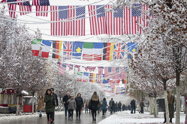 НОВОСТИ ИСПРЕД ПРИШТИНСКОГ ПАРЛАМЕНТА: Пуцњава и музика под америчком заставом 