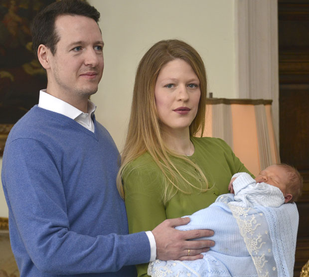 Патријарх крсти принца Стефана