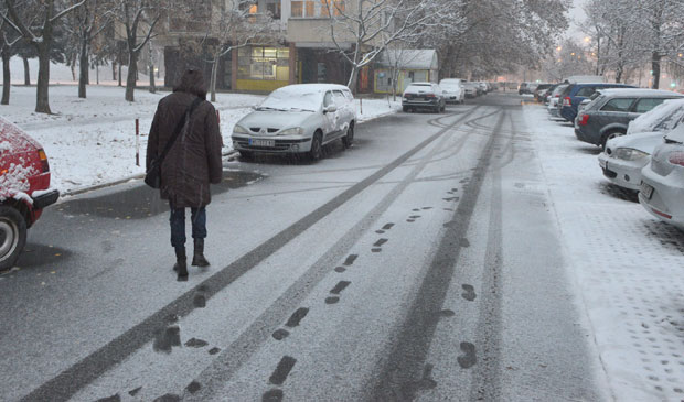 ПУЦЊАВА У НОВОМ САДУ: Хици у ноге као упозорење? (ФОТО)