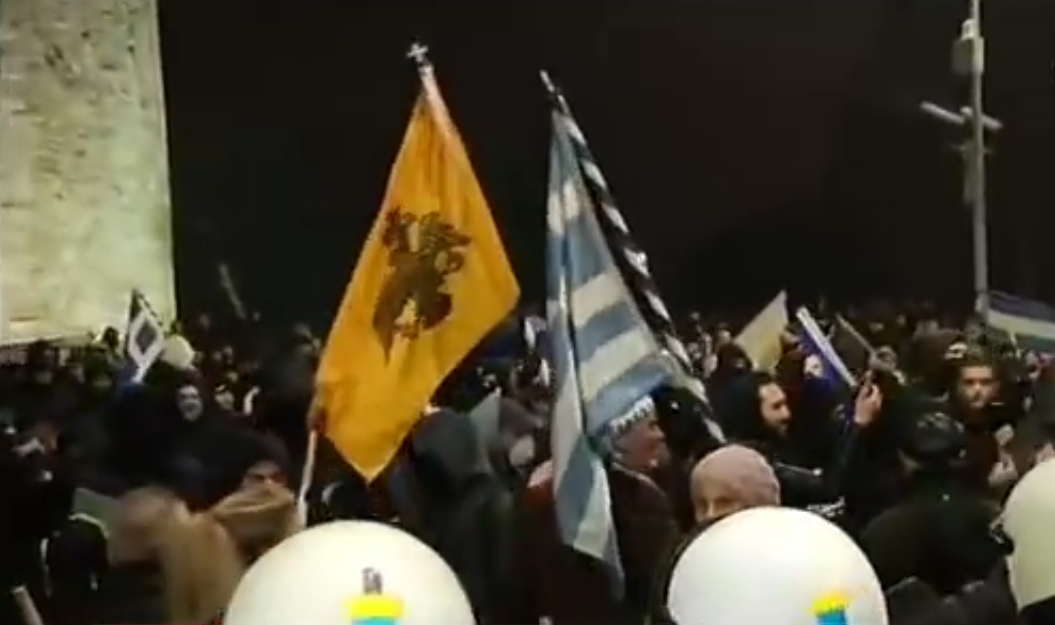 ХАОС У СОЛУНУ: Нереди током протеста због споразума са Македонијом; Полиција употребила сузавац и водене топове (ВИДЕО)