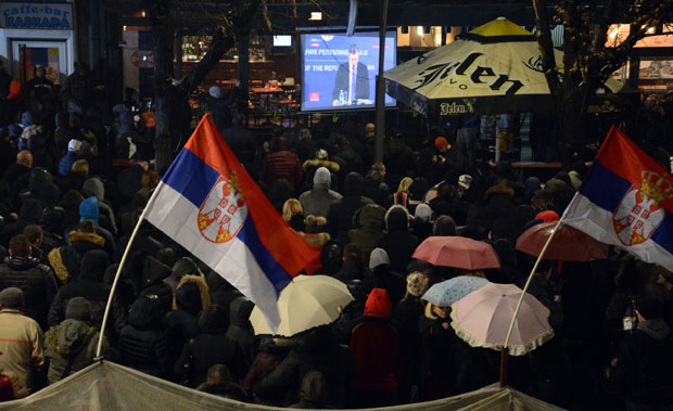 КРИЗА НА КОСМЕТУ: Грађани Косовске Митровице на видео-биму пратили обраћање председника; Ракић: Нама су потребни мир и сигурност, одавде нема даље (ФОТО+ВИДЕО)