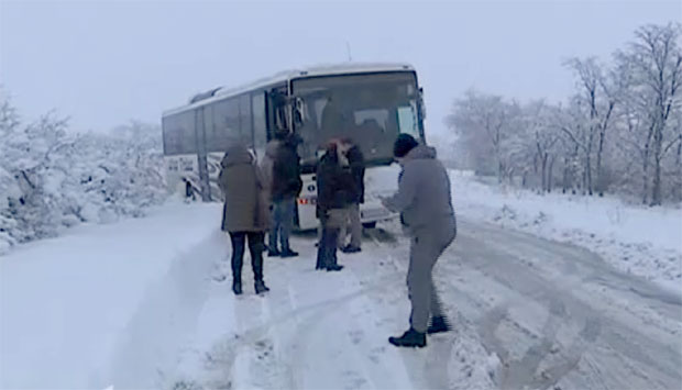 Аутобус склизнуо са пута код Зрењанина