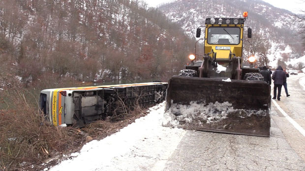 ПРЕВРНУО СЕ АУТОБУС КОД НЕВЕСИЊА: Погинуло двоје, повређено 16 путника
