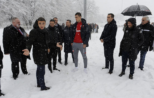 НИШТА ОД ФУДБАЛА НА БАНОВОМ БРДУ: Невреме и снег одложили меч Звезде и Чукаричког за недељу