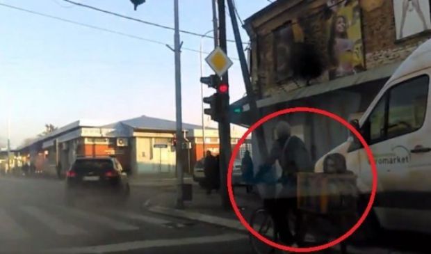 ЈЕЗИВИ ВИДЕО-СНИМАК: Нишлија ставио дете у гајбу, везао је за бицикл, па кроз црвено светло