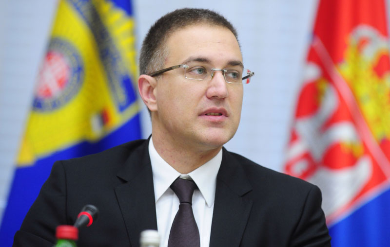 Министар Стефановић: Разматрамо потпуну забрану путничког саобраћаја на границама