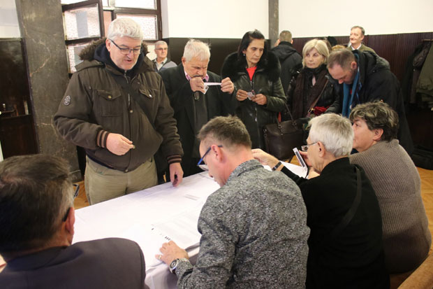 НА ЛОКАЛНИМ ИЗБОРИМА ВИШЕ ИНЦИДЕНАТА: Ђиласови растеривали бираче, Двери упале у полицијску станицу
