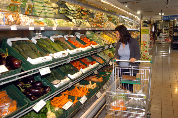 ТРЕЋИНА ПРИХОДА НА ХРАНУ И ПИЋЕ: Ево колико новца месечно недостаје просечном домаћинству 