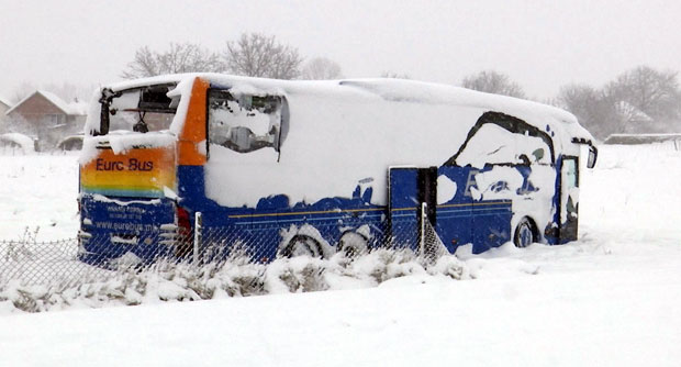 ТРАГЕДИЈА КОД ЛЕСКОВЦА: Под аутобусом троје мртвих (ФОТО+ВИДЕО)