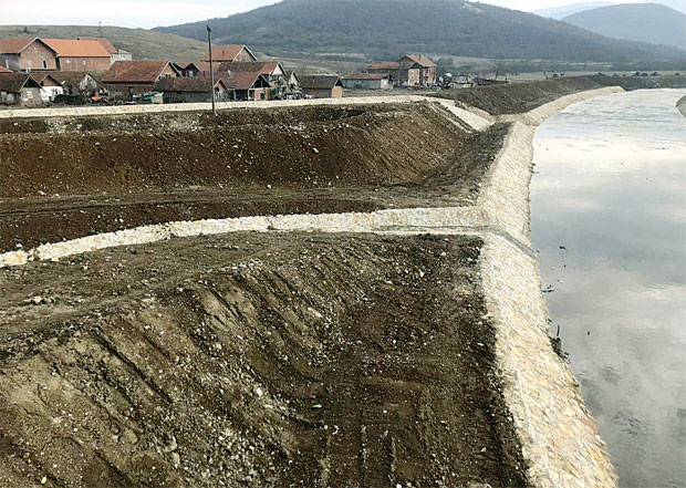 Спас за Малу Губу и Леони