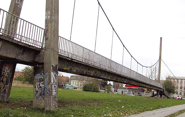 Роки чува мост на сувом