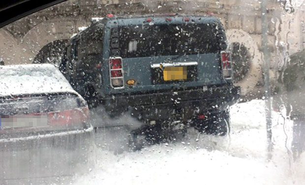 Полиција тражи возача хамера