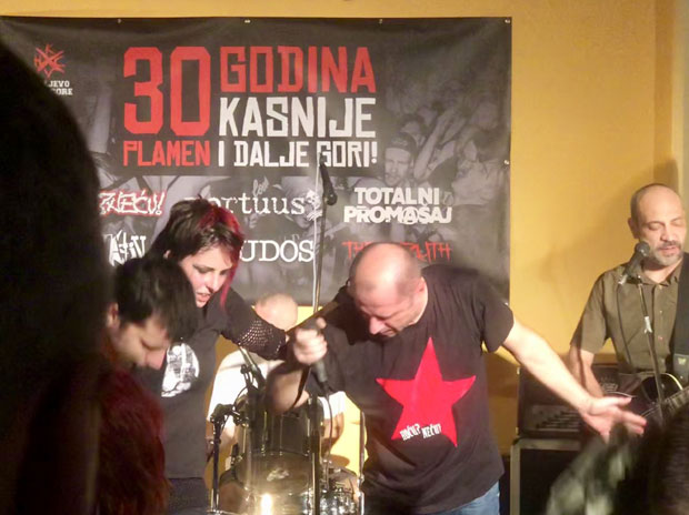 ЕРУПЦИЈА ПОЗИТИВНЕ ЕНЕРГИЈЕ: Одржан концерт под називом „30 година касније - пламен још гори“


