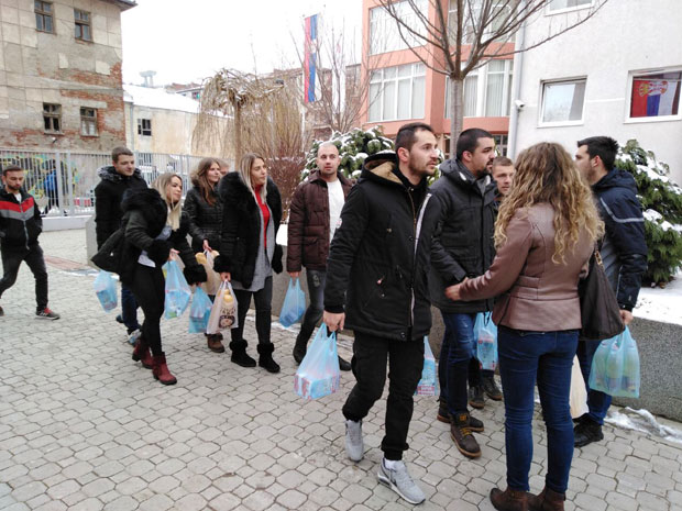 ГЛАДНИ СТУДЕНТИ ЗА ГЛАДНЕ СУГРАЂАНЕ: Студенти Приштинског универзитета организовали хуманитарну акцију (ФОТО)