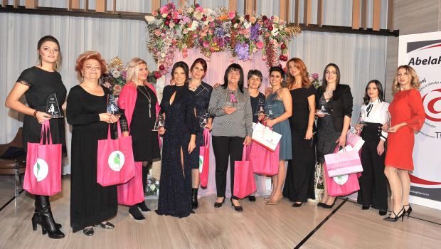 ДОДЕЉЕНЕ НАГРАДЕ НАЈУСПЕШНИЈИМ ДАМАМА У 2018: Славица жена године (ФОТО)