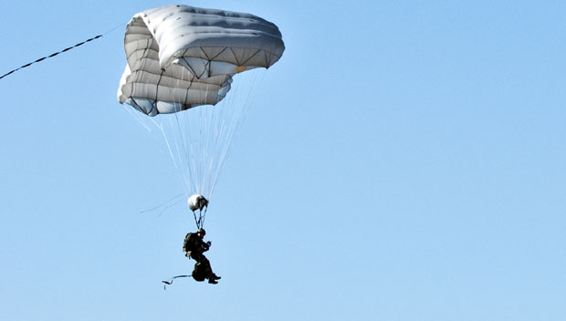 УЗНЕМИРУЈУЋИ СНИМАК: Храбрила сина (15) да испроба “домаћи” падобран, једва је одвојили од тела