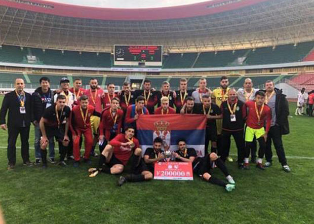 ЗВЕЗДАРА РЕМИЗИРАЛА С КИНОМ: Липи немоћан против “булки”