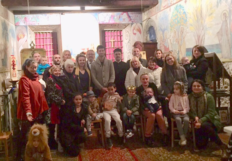 Новак са децом у српској цркви у Ници (ФОТО)