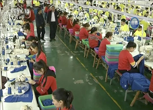 Ујгури интернирани у логоре у Кини шију спортску одећу за америчко тржиште(ФОТО)