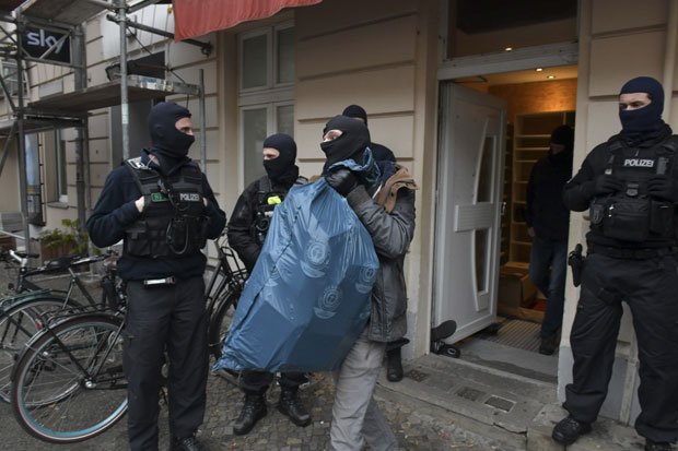 ИМАМ ОСУМЊИЧЕН ЗА СЛАЊЕ НОВЦА ИСЛАМИСТИМА: Полиција спровела рацију у џамији