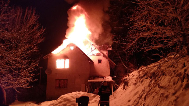 ВАТРЕНА СТИХИЈА ИМ ПРОГУТАЛА ДОМ: Од пуне куће, остало је само то што имамо на себи (ФОТО)