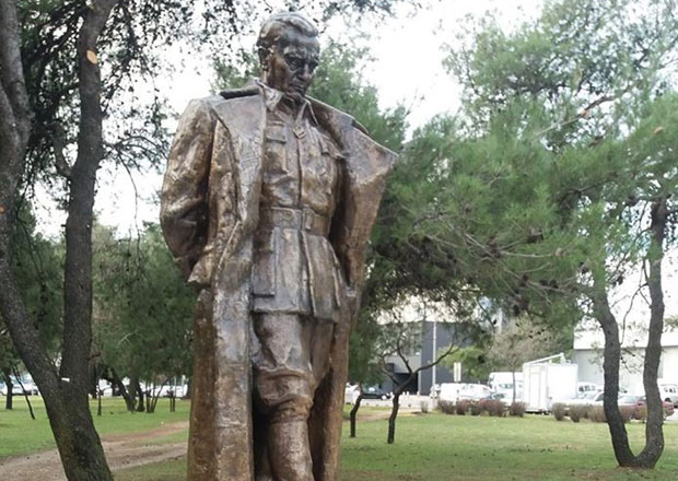 Постављен споменик Јосипу Брозу у Подгорици (ФОТО)