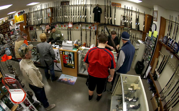 АПСУРД ПОРЕСКЕ УПРАВЕ: Опомене стижу покојницима и власницима раздуженог оружја