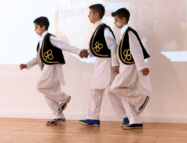 ДАН МИГРАНАТА У ОБРЕНОВЦУ: Коло води Јунис из Авганистана