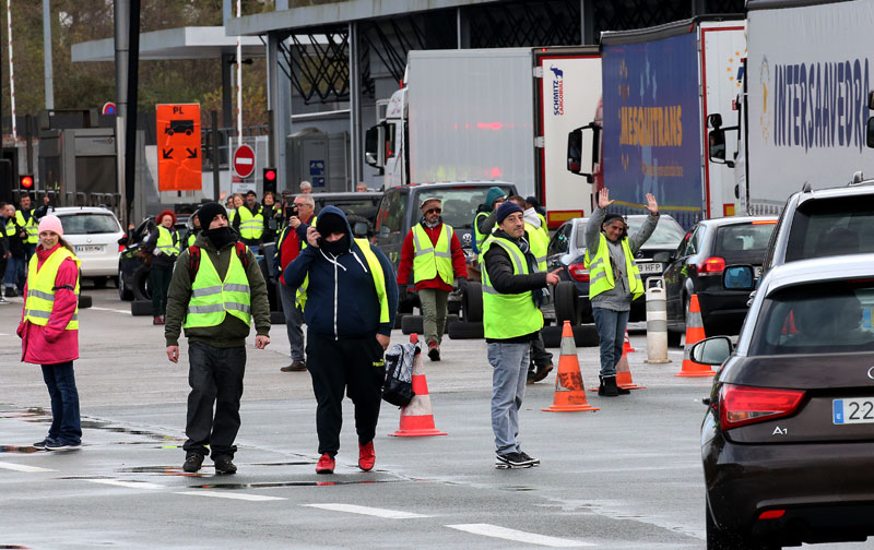 У Француској “лове” возаче који су профитирали од “жутих прслука” 
